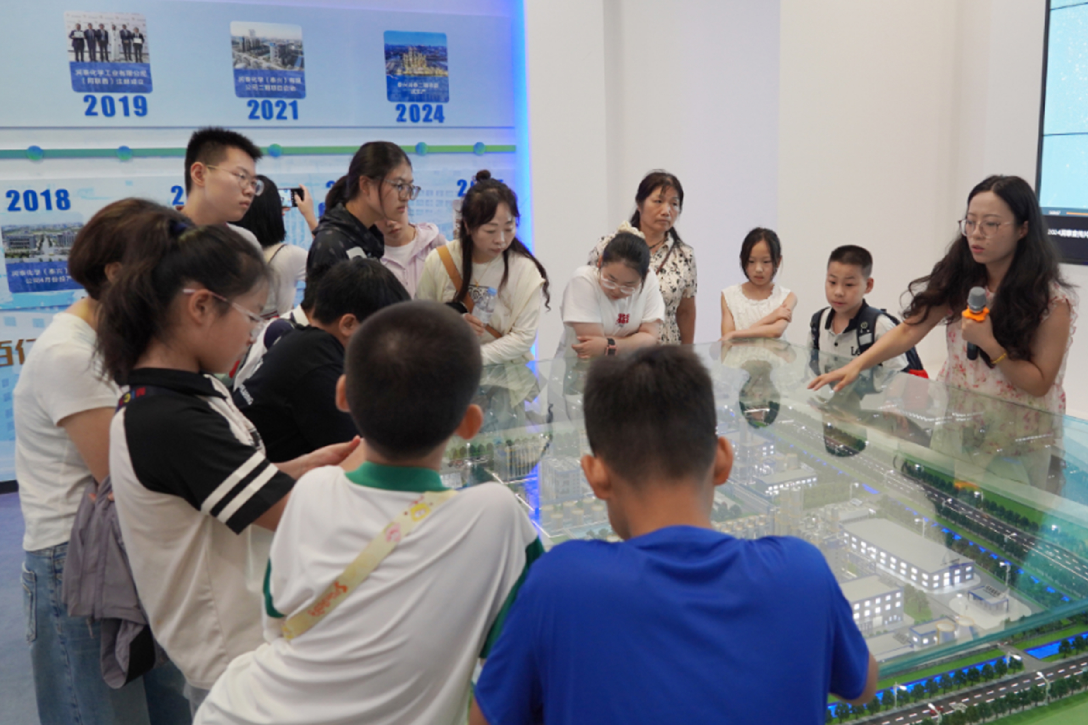 Writing Meets Smart Manufacturing: Pozijie Authors Visit Runtai
