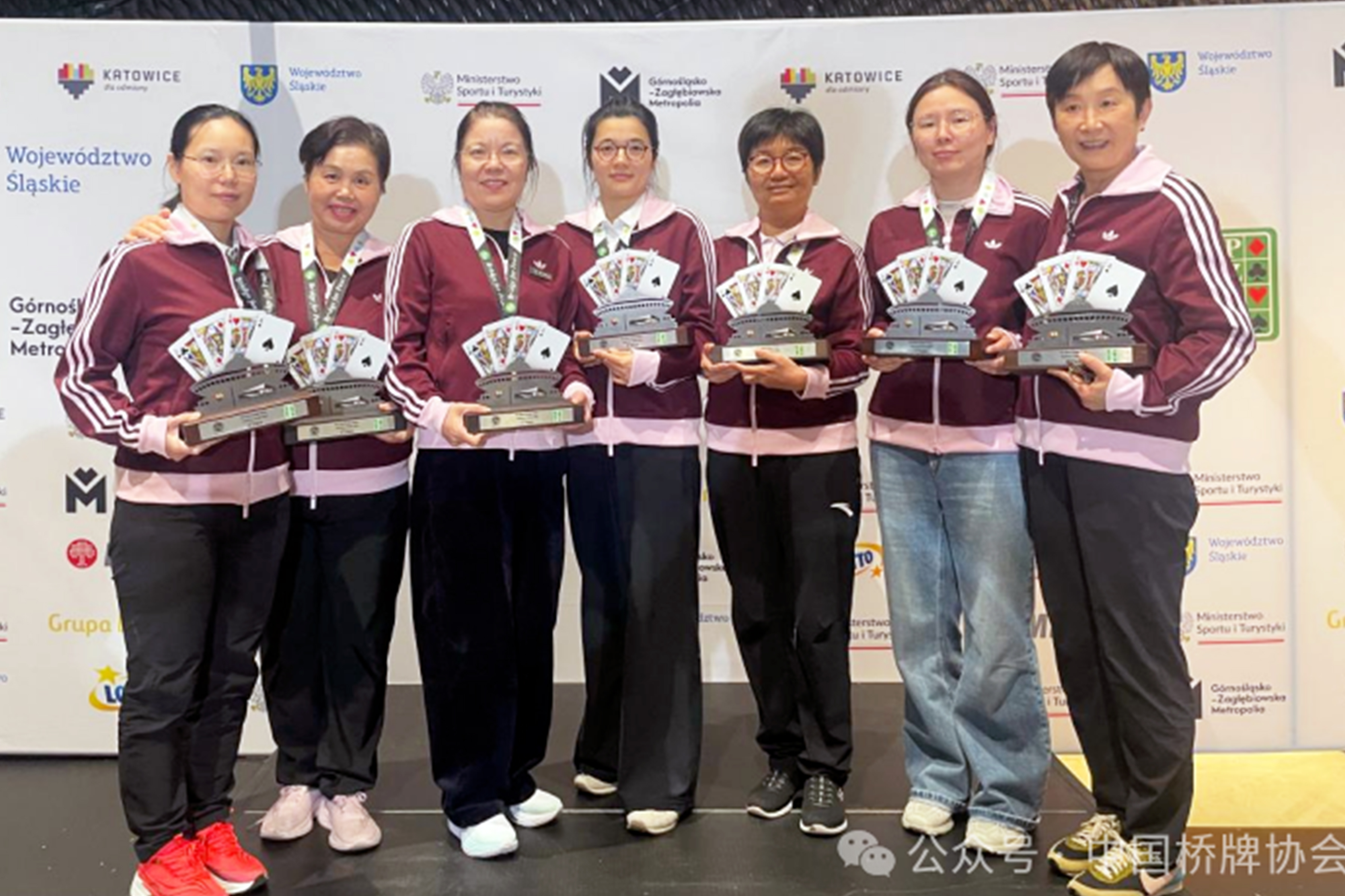 Runtai Women’ s Bridge Team — Silver at World Bridge Series